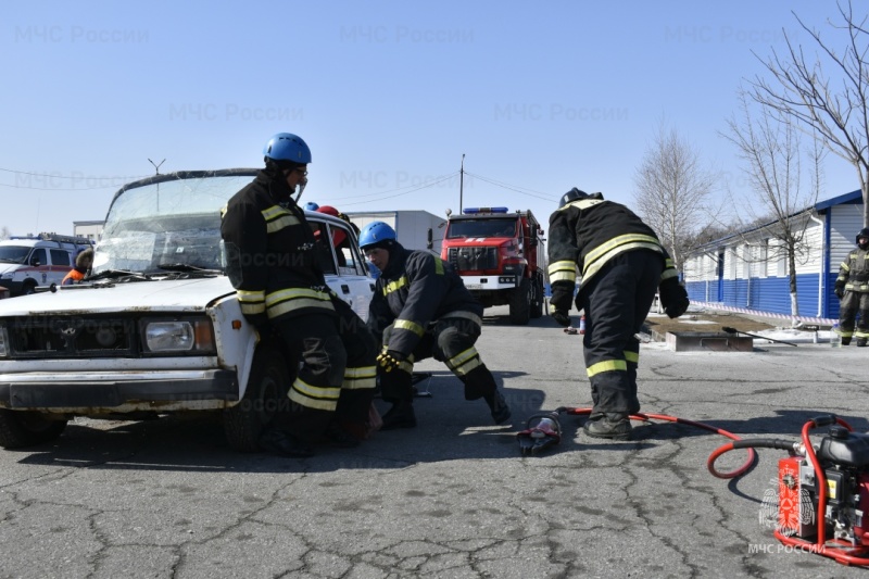 Команда Амурского спасательного центра заняла I место в соревнованиях по ликвидации ДТП